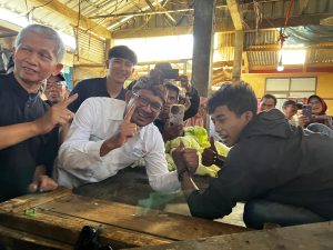 Kampanye Menyenangkan, dr Helmi Tantang Warga Adu Panco